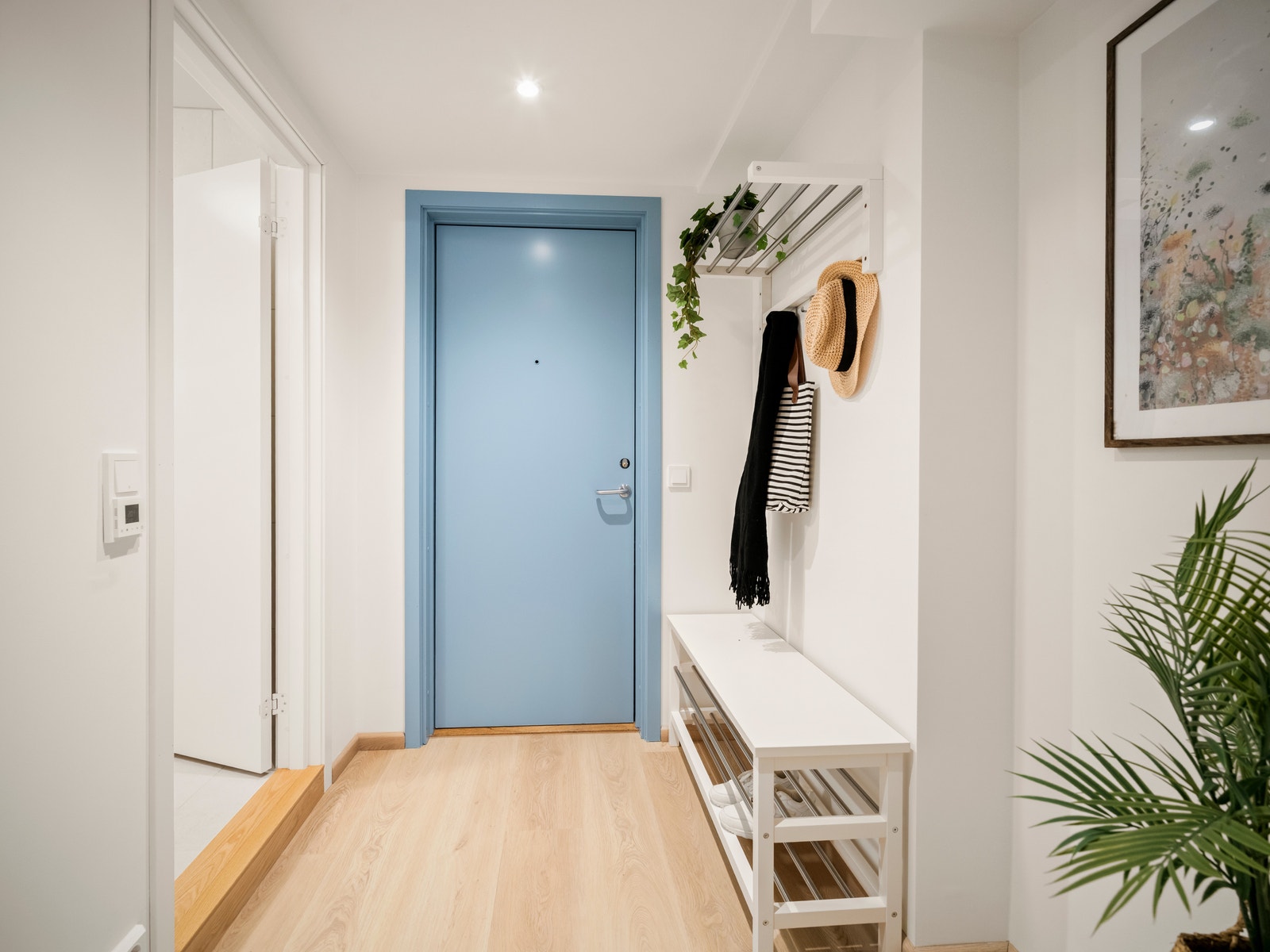 Heng av deg og kom inn i diitt nye hjem
Lys og innbydende entré med skohylle og hattehylle. Heng fra deg og kom inn i ditt nye hjem! Galleribilde