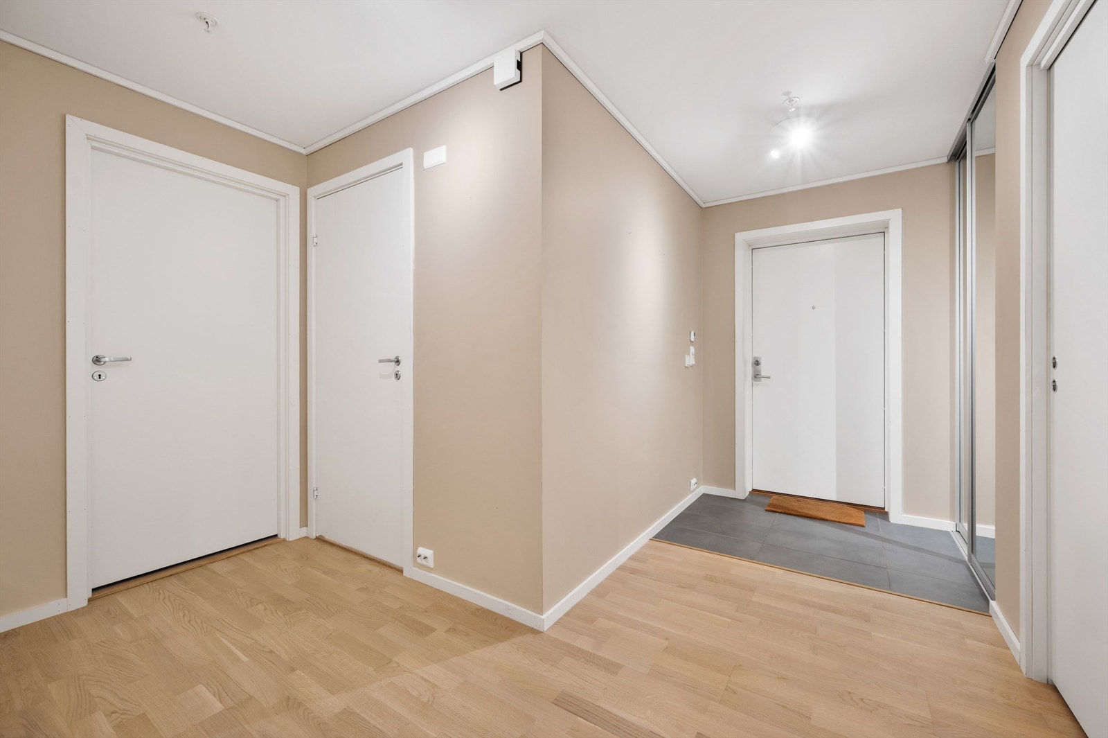 Praktisk skyvedørsgarderobe i gangen. I gang, stue og kjøkken er det vannbåren gulvvarme Galleribilde