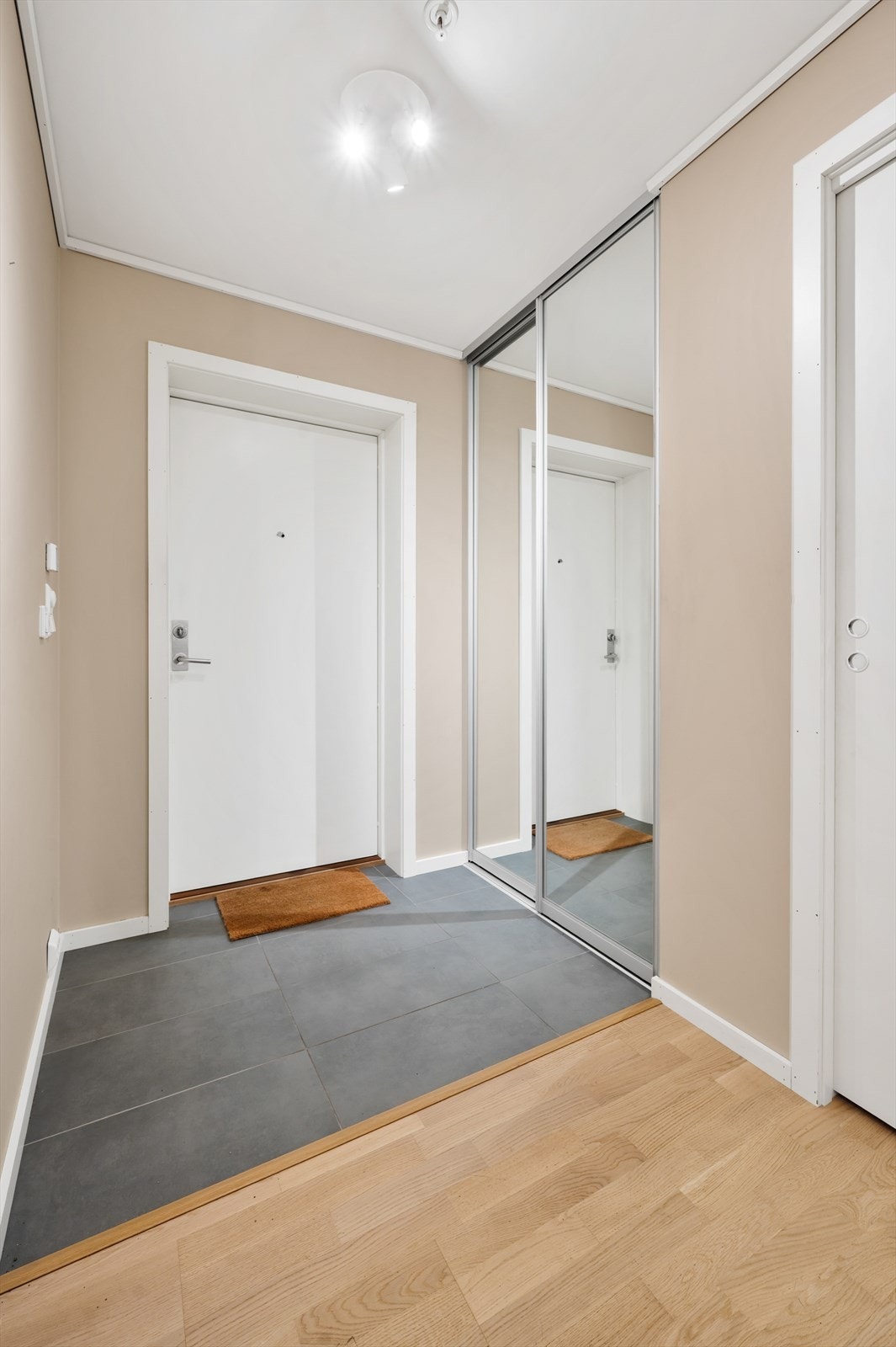 Vindfang med skyvedørsgarderobe Galleribilde