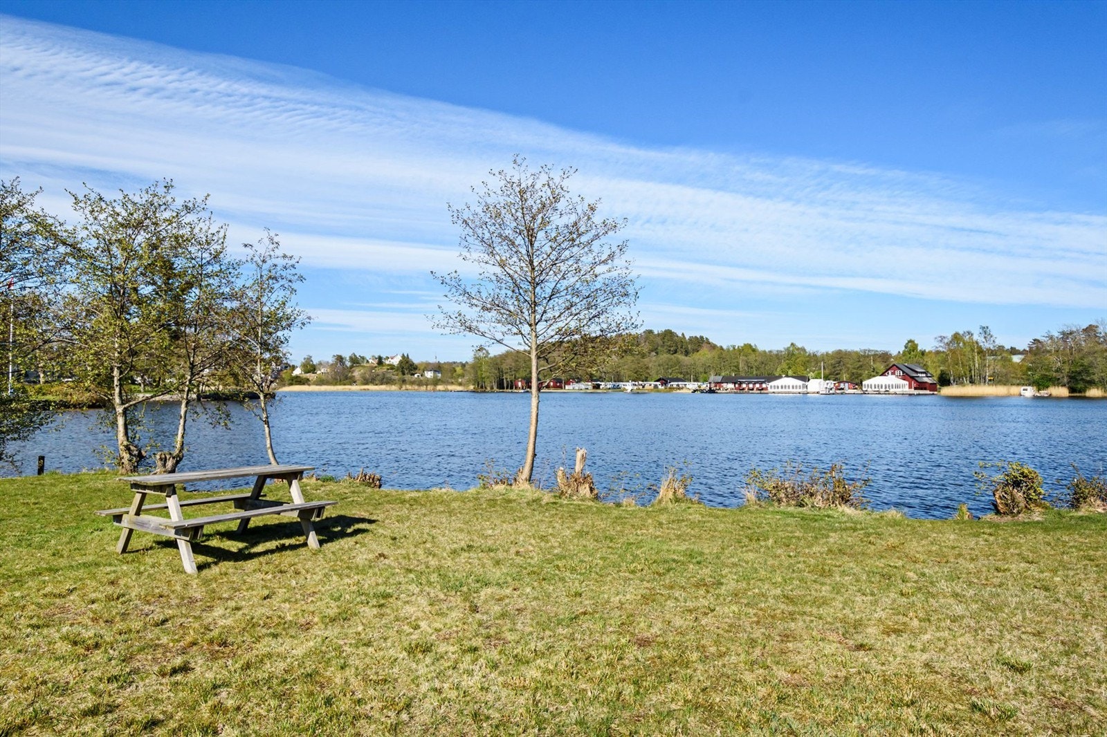 Kommunalt område like nedenfor eiendommen. På andre siden av elva finner man den populære sommerrestauranten Nidelv Brygge. Galleribilde
