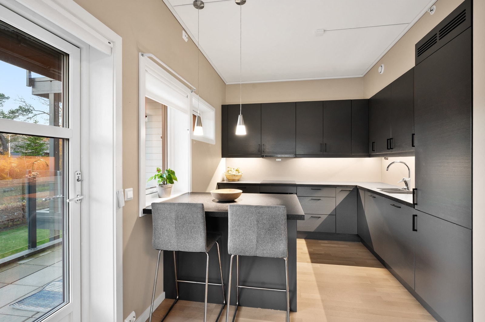 Flott kjøkken med innredning fra Strai og praktisk kjøkkenøy Galleribilde