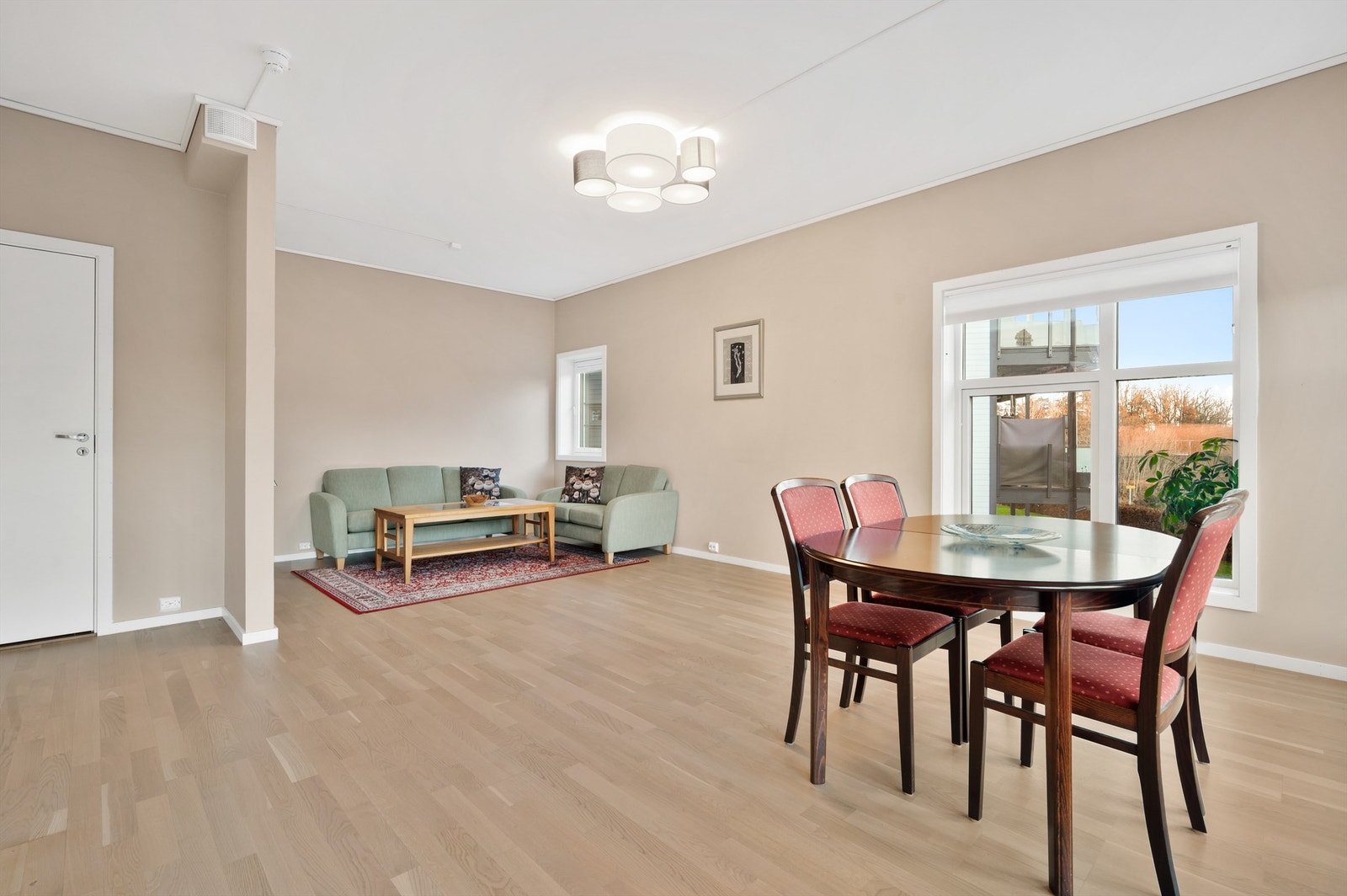 Romslig stue med god plass for møbler. Den ene delen av stuen kan med enkle grep skilles av for å få et ekstra soverom. Galleribilde