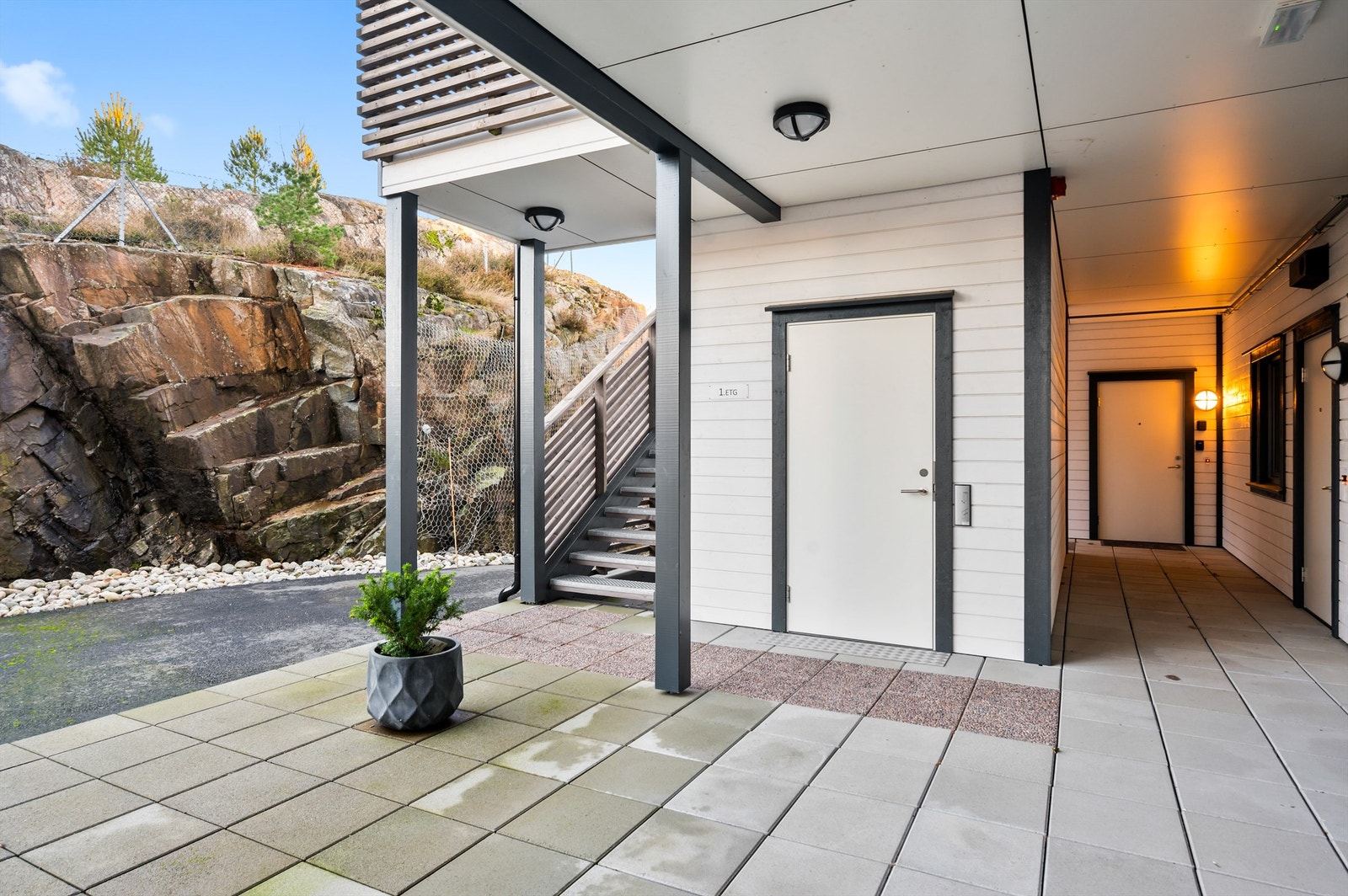 Leiligheten ligger i byggets 1. etasje - nærme heis og parkering og enkel trappefri adkomst Galleribilde