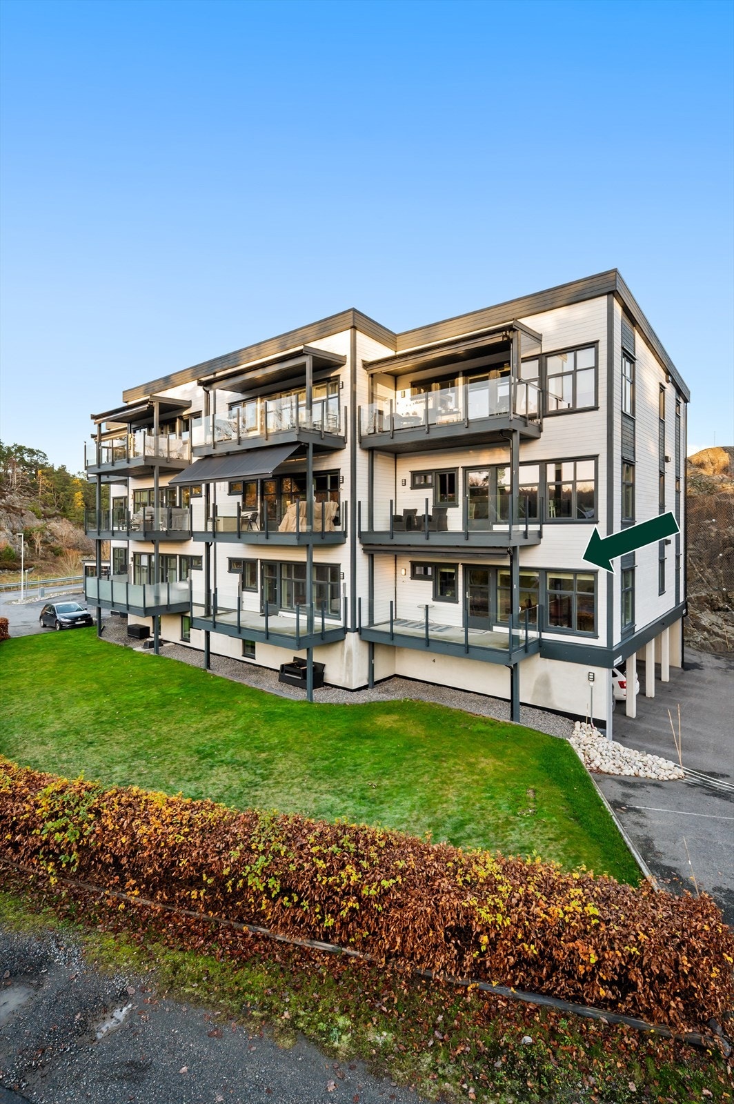 Leiligheten ligger i et hyggelig bomiljø med velstelt og pent opparbeidede uteområder Galleribilde