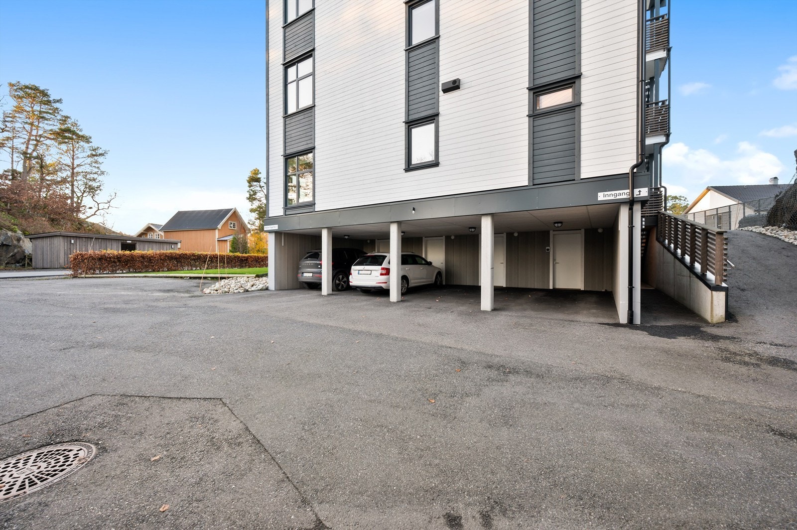 Tilhørende carport og bod - praktisk plassert i enden nær inngangen til til leiligheten. Galleribilde