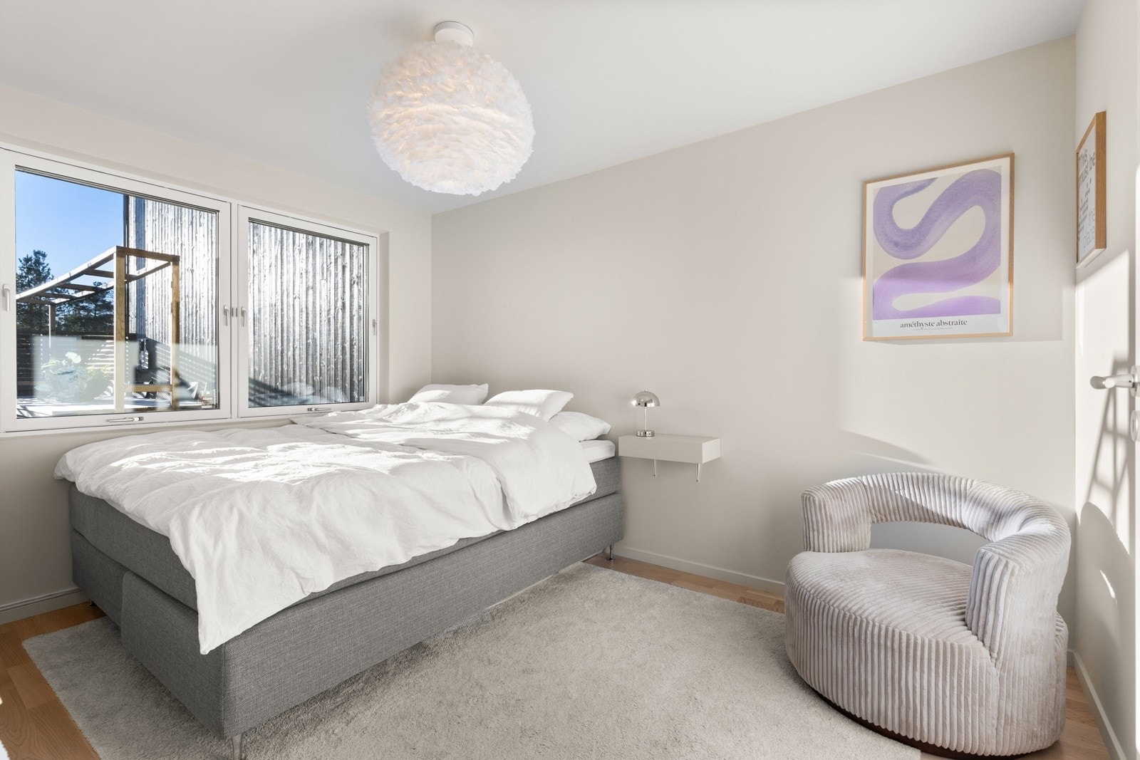 Boligen har tre romslige soverom, alle plassert i første etasje for en naturlig soneinndeling i boligen. Hovedsoverommet er romslig og byr på en behagelig atmosfære fra første stund. Galleribilde