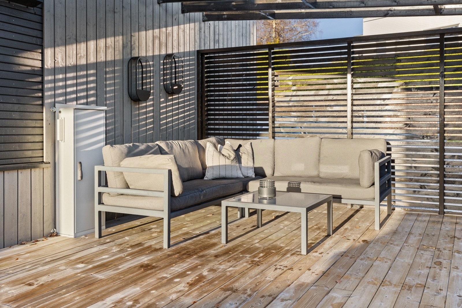 Her er det plass til alt - både stort spisebord, loungemøbler, solsenger og mer. Galleribilde