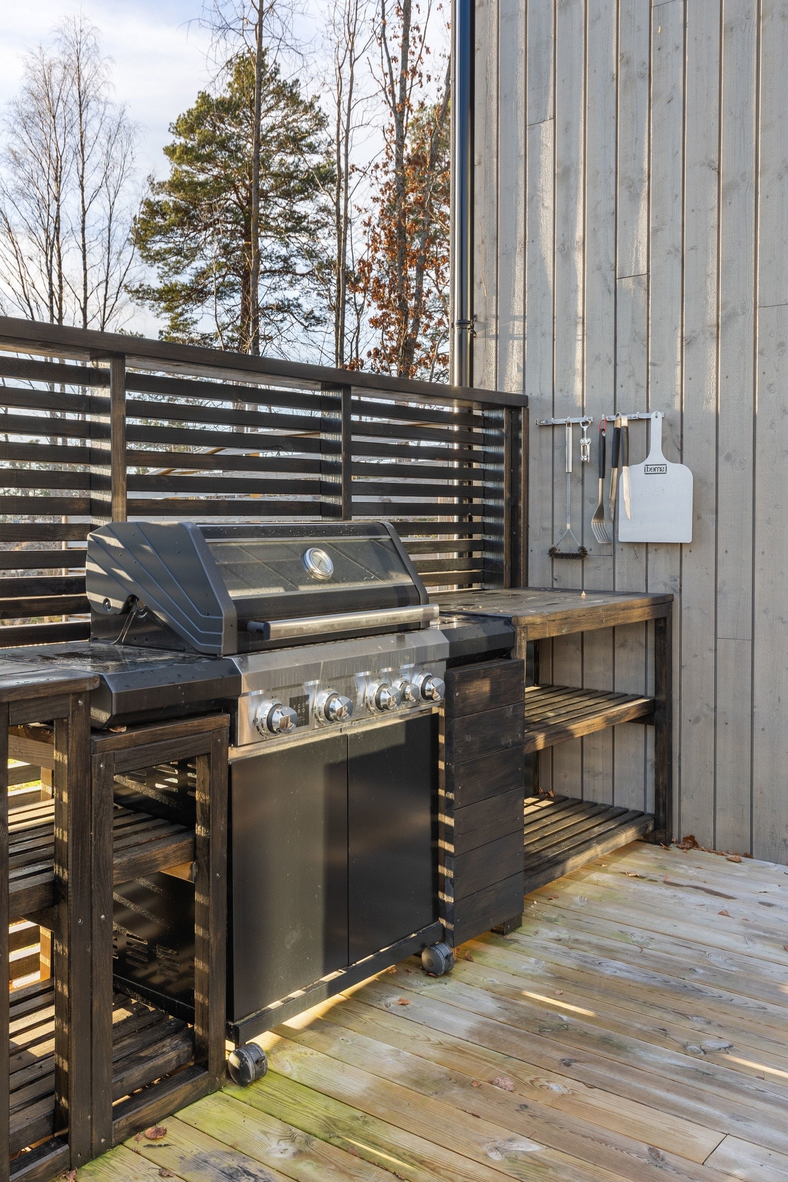 Utekjøkkenet gjør dette til en komplett uteplass der du kan lage mat, invitere gjester og nyte lange sommerkvelder. Galleribilde