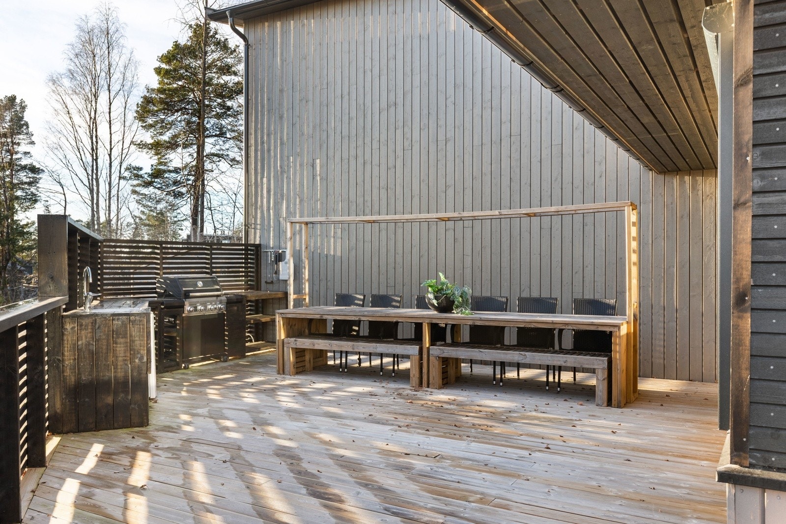 Rett utenfor finner du en av boligens store kvaliteter: en stor og meget gjennomført platting på hele ca. 70 m². Galleribilde