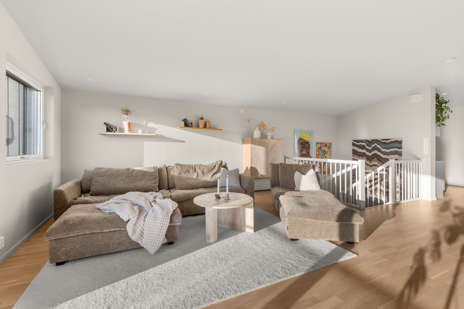 Romslig, lys og flott stue som er et nydelig oppholdsrom med flott lysinnslipp, generøs takhøyde og god plass til både sofa- og spisesone. Galleribilde