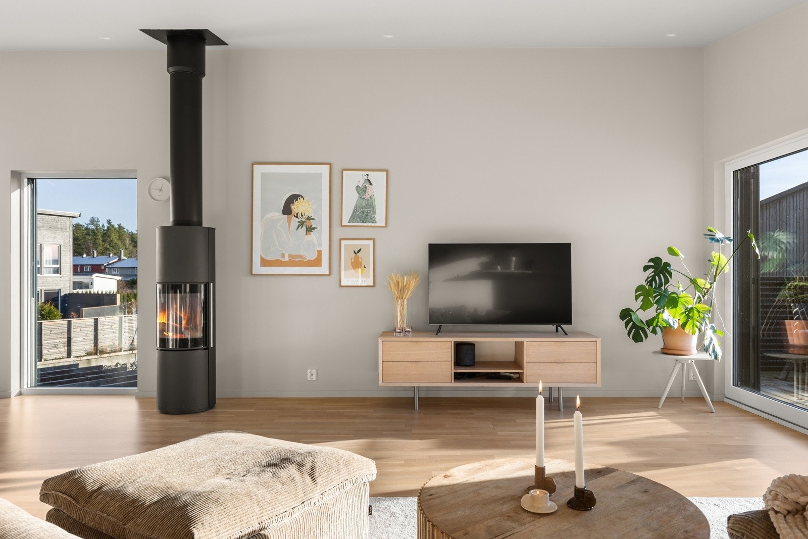 Her får du et rom hvor det er enkelt å se for seg både familiehygge, selskaper og rolige kvelder med god utsikt mot nærområdet. Galleribilde