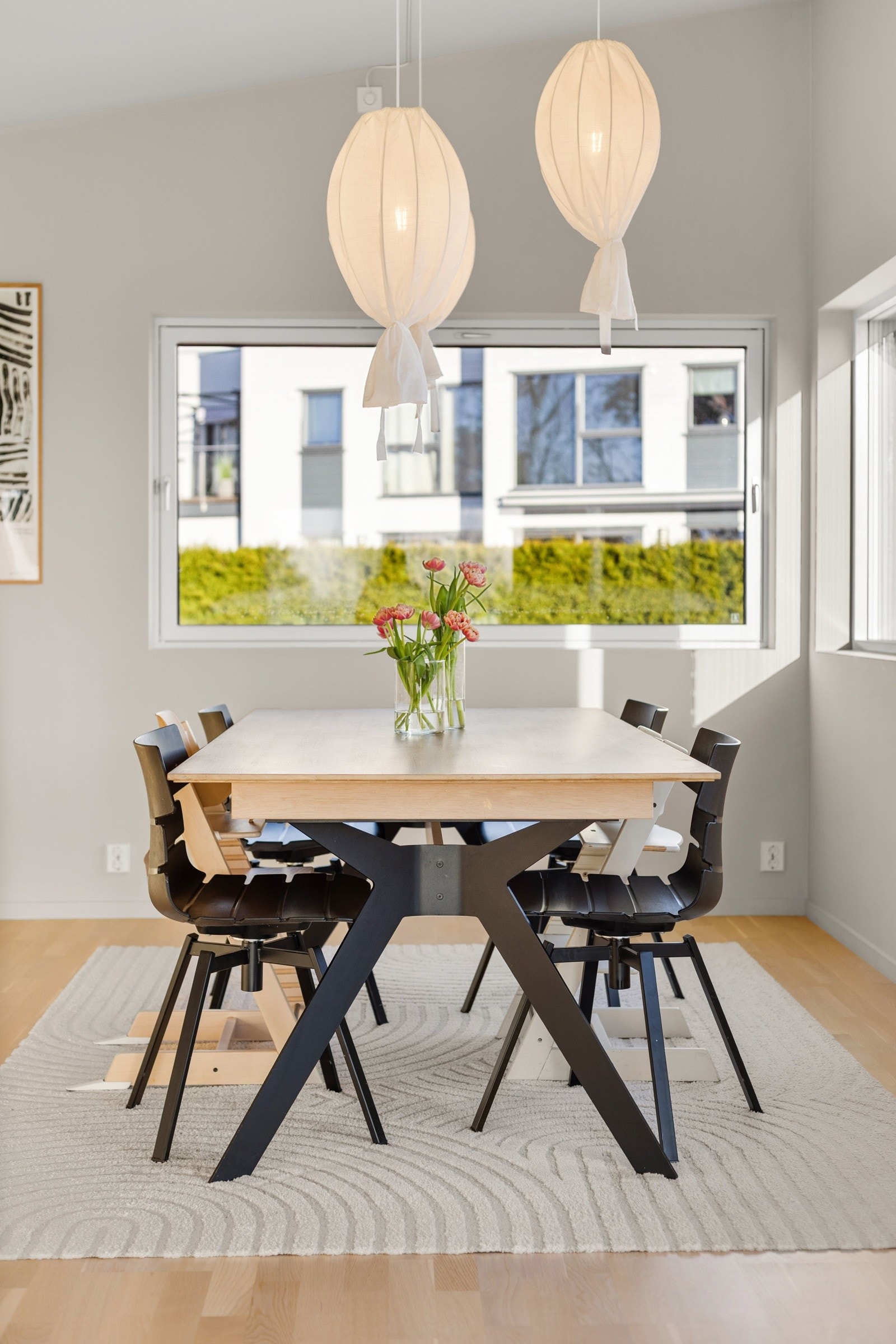 God plass til spisemøblement i tilknytning til kjøkkenet, som innbyr til sosialt samvær med familie og venner. Galleribilde