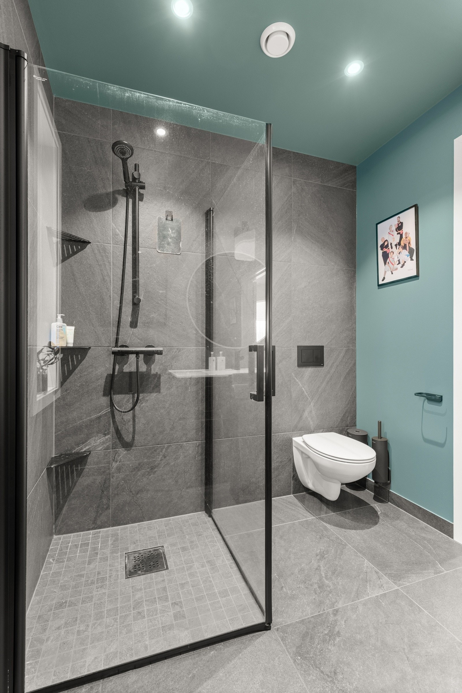 Dusjhjørnet er romslig, og servantinnredningen med skuffer gir god organisering av baderomsartikler. Galleribilde