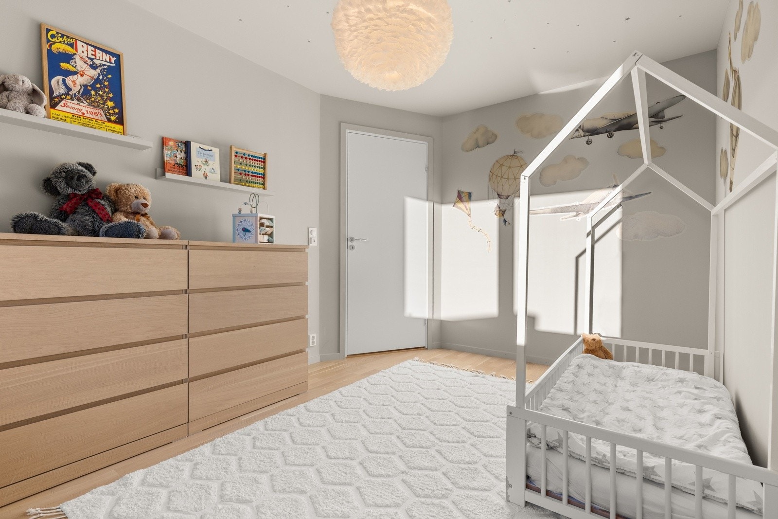 Det andre soverommet er svært fleksibelt og har gode møbleringsmuligheter og et fint lysinnslipp Galleribilde