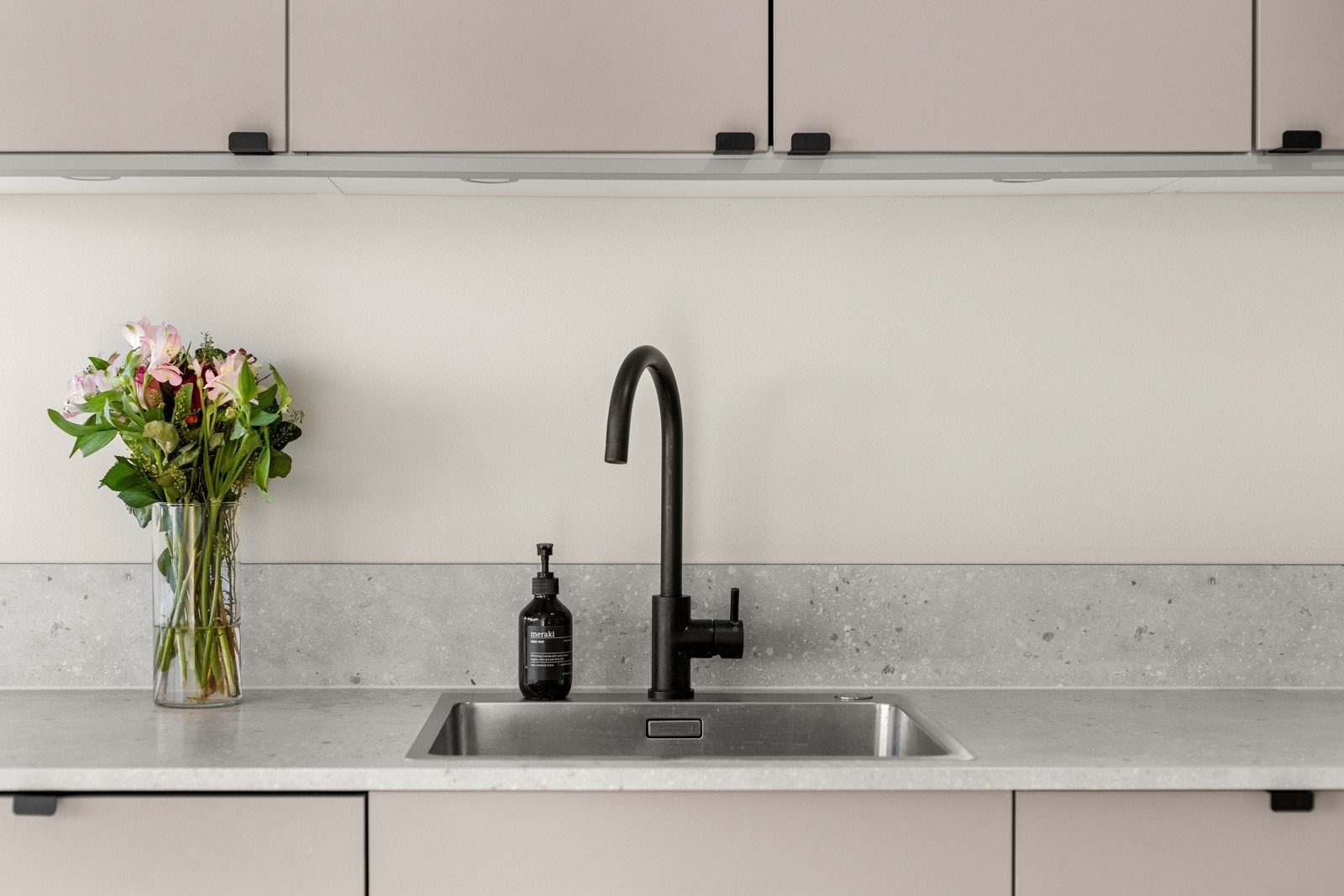 Kjøkkenet er funksjonelt og alt ligger til rette for kokkelering til hverdag og fest. Galleribilde