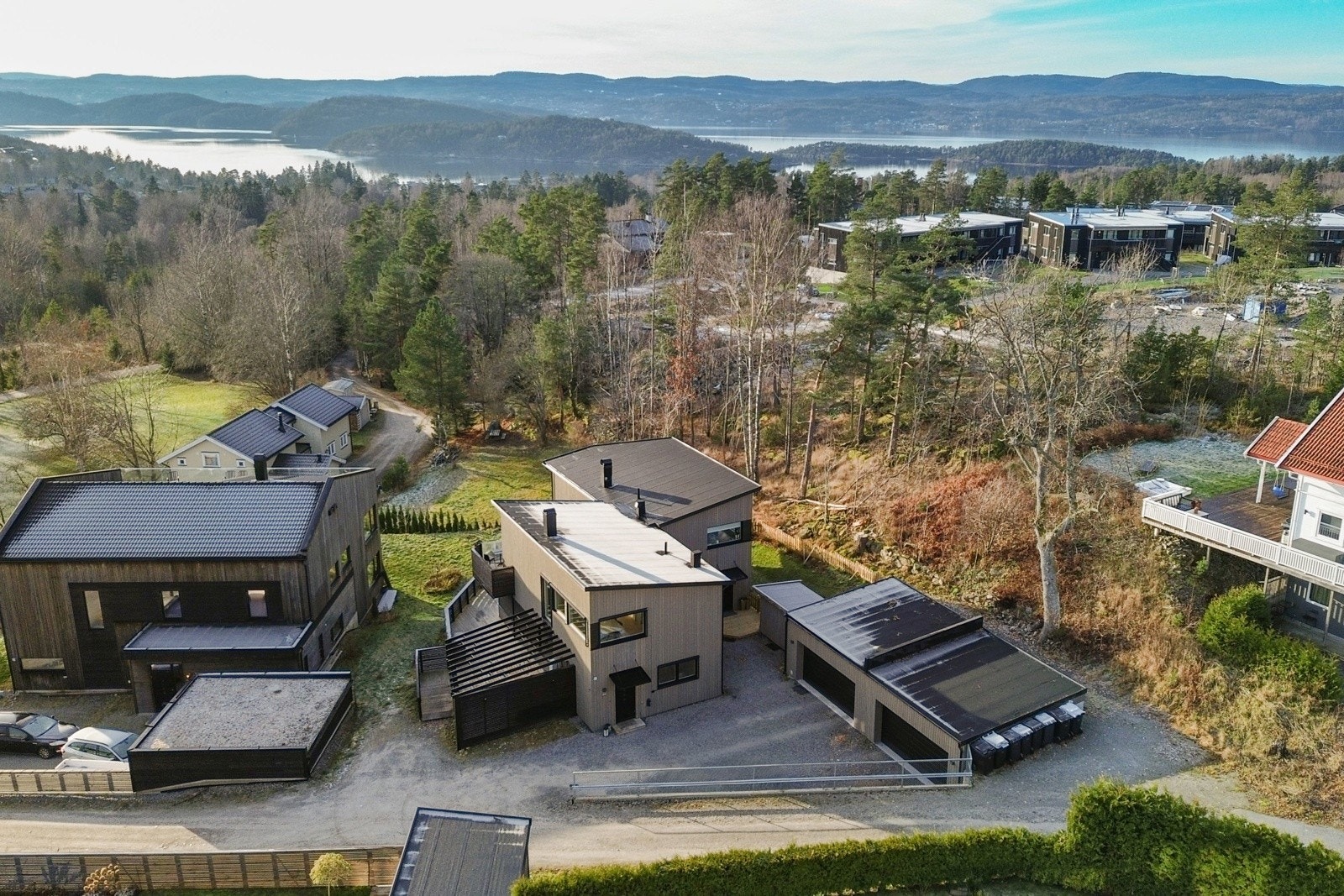 Fagerstrand kombinerer naturskjønne omgivelser med praktiske fasiliteter - et attraktivt bosted for familier, pendlere og friluftsentusiaster. Galleribilde