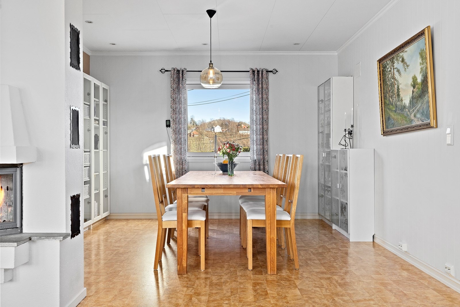 Rommet oppleves som lyst og innbydende med godt lysinnslipp. Galleribilde