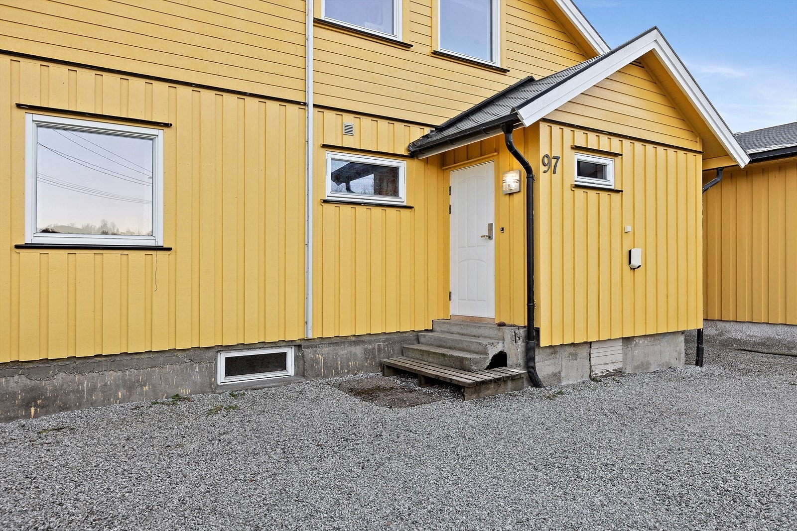 Videre har boligen parkering i felles gårdsplass. Galleribilde