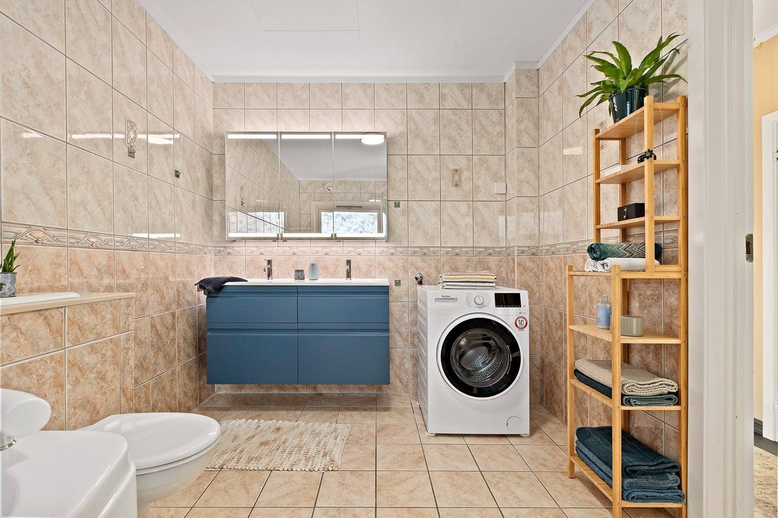 Badet er flislagt og har elektriske varmekabler. Galleribilde