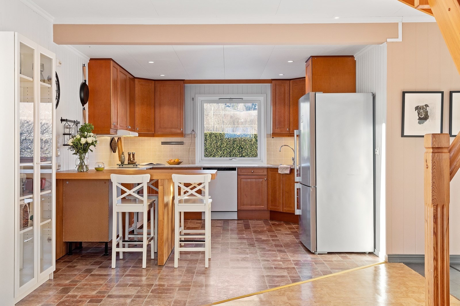 Kjøkkenet har innredning med profilerte fronter og benkeplate i laminat. Det er gulvvarme på kjøkkenet. Galleribilde