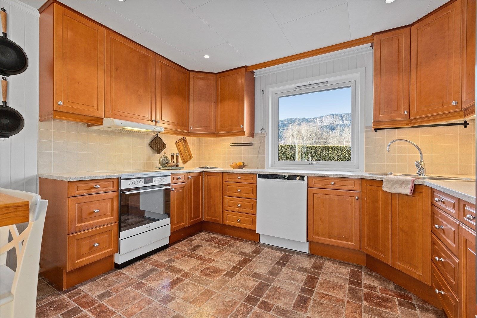 Innredningen byr på effektive arbeidsflater og rikelig oppbevaringsplass i skuffer og skap. Galleribilde