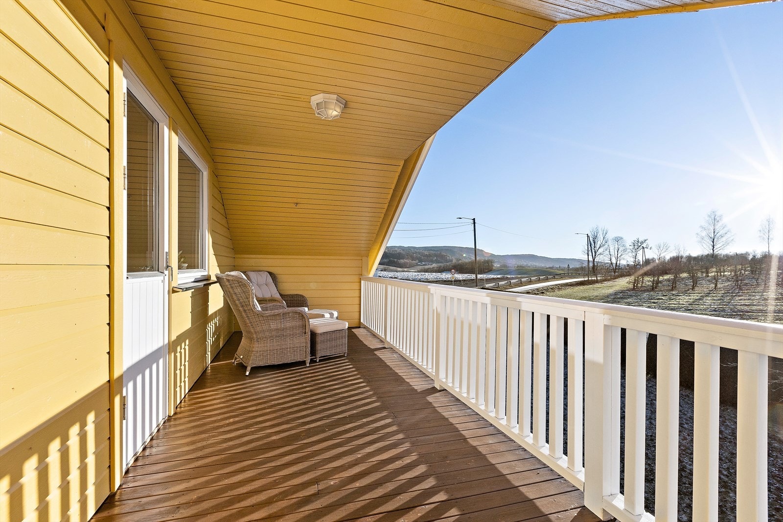 Balkongen er overbygget, og fritt utsyn over omkringliggende natur. Galleribilde