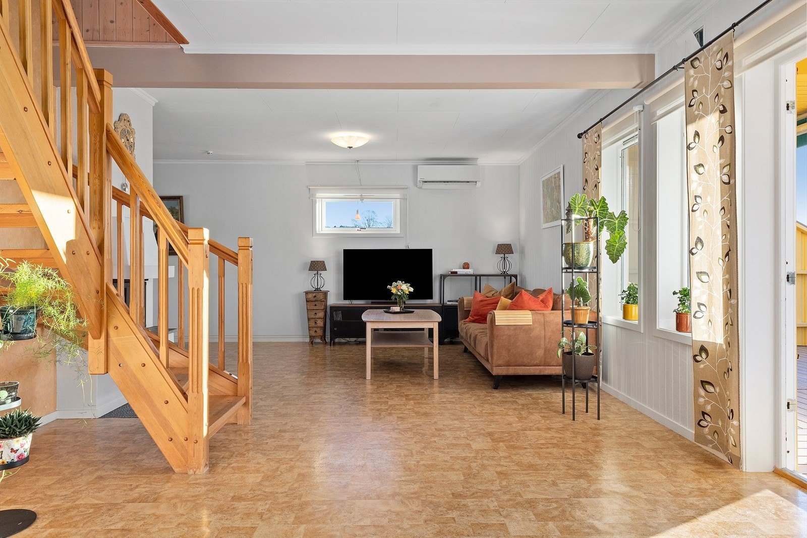 Den åpne løsningen inn mot stue gjør det også enkelt å være sosial, selv når man lager mat. Galleribilde