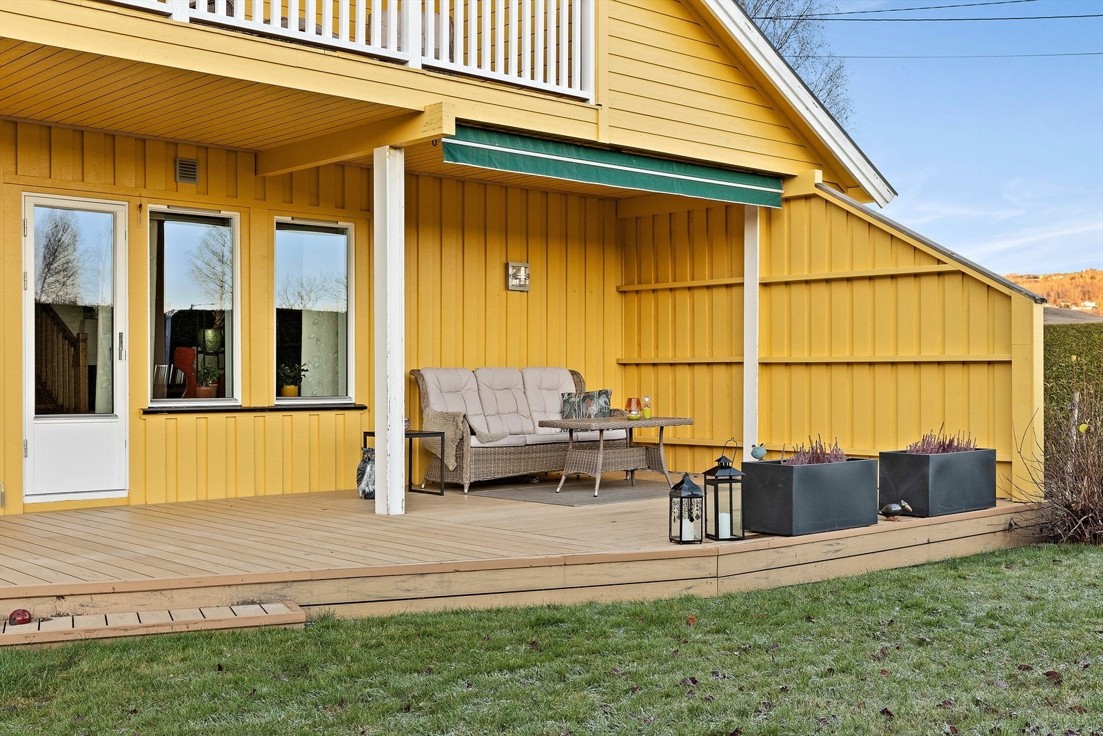 På terrassen er det også montert en terrassemarkise, og det er dirkete adkomst til hagen. Galleribilde