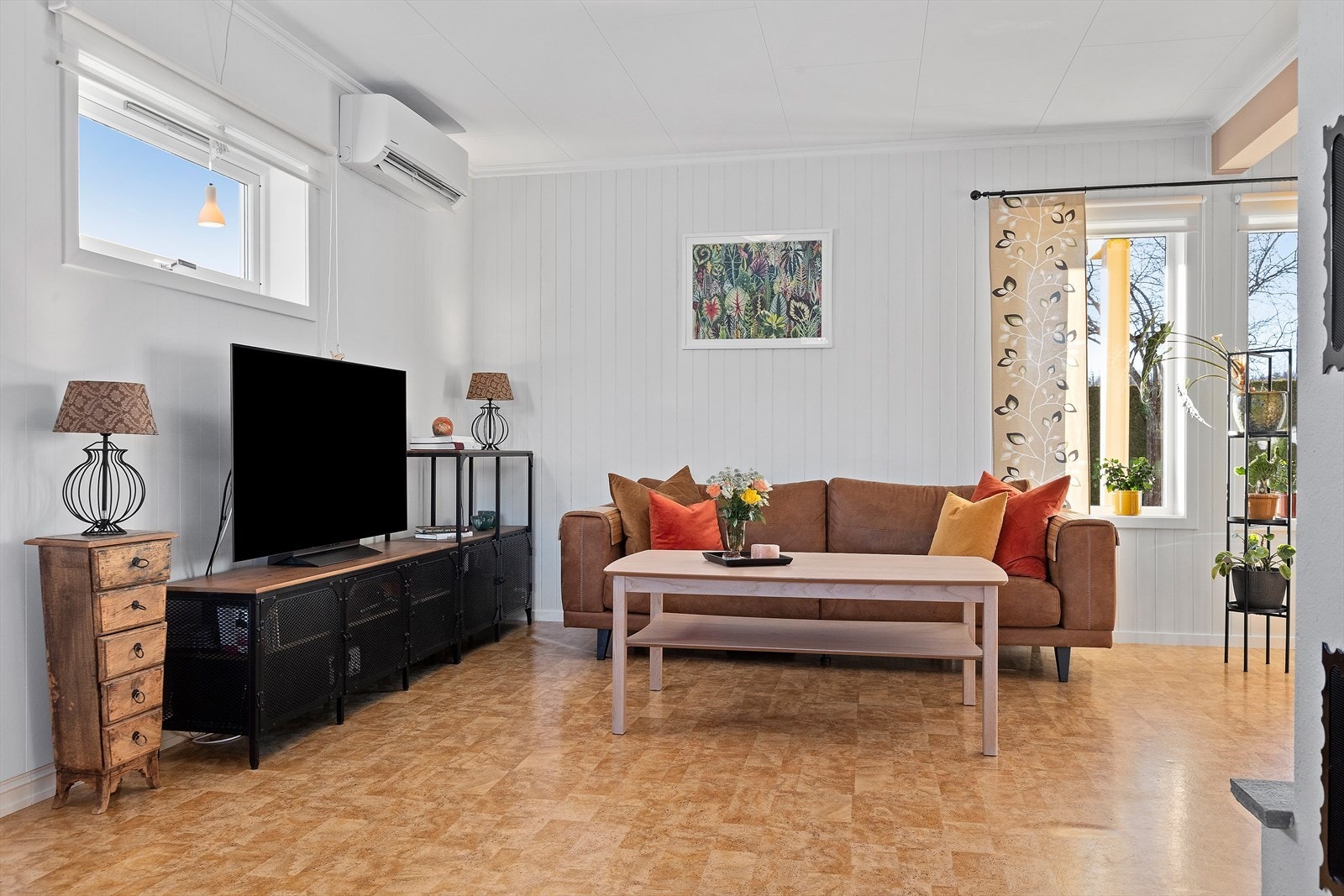 Fra stuen er det også utgang til en delvis overbygget terrasse, perfekt for hyggelige uteopphold. Galleribilde