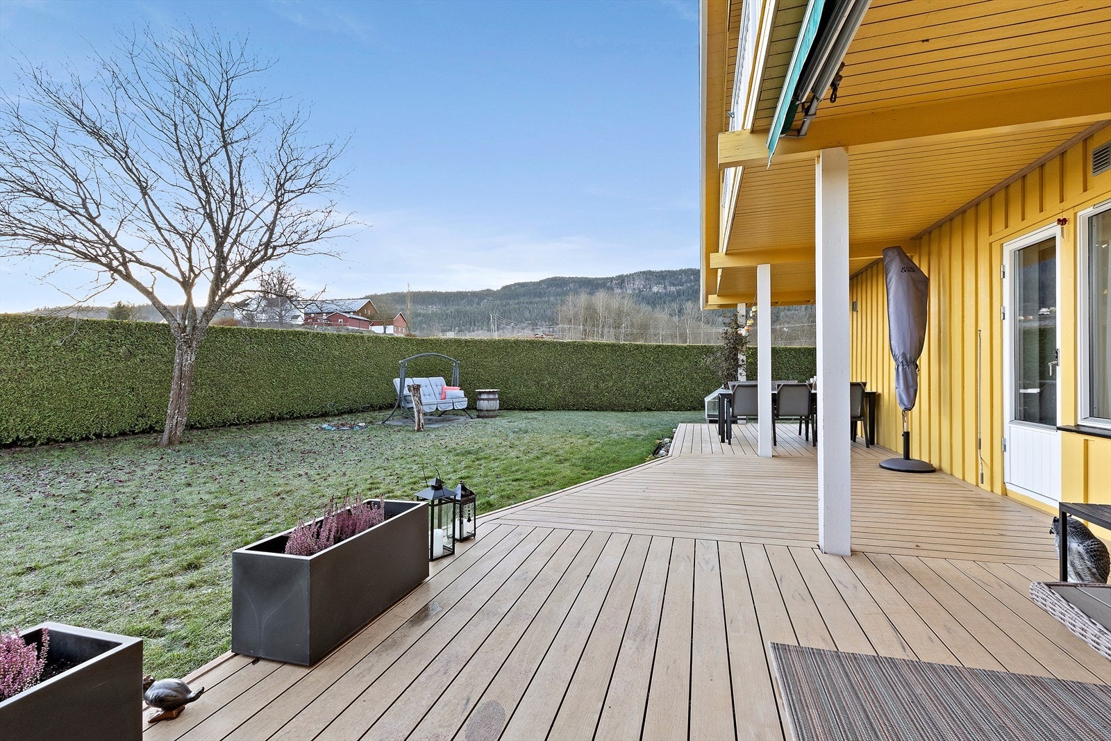 Halvpart av tomannsbolig som fremstår som en enebolig, kun knyttet sammen med del av hushjørne. Stor sydvendt hage. Reisverk over grunnmur fra 1952 hvor store deler ble modernisert i 1999 da boligen ble renovert med oppløft/tilbygg. Galleribilde