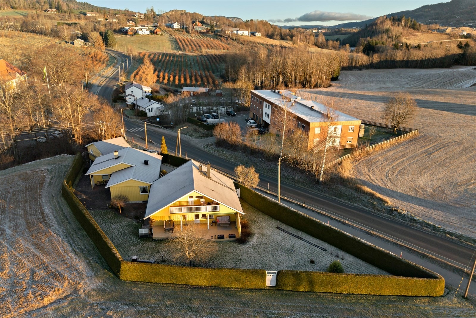 Eiendommen ligger som sydvendt halvpart tomannsbolig med stor terrasse og planert gressplen omkranset av fin hekk. Galleribilde