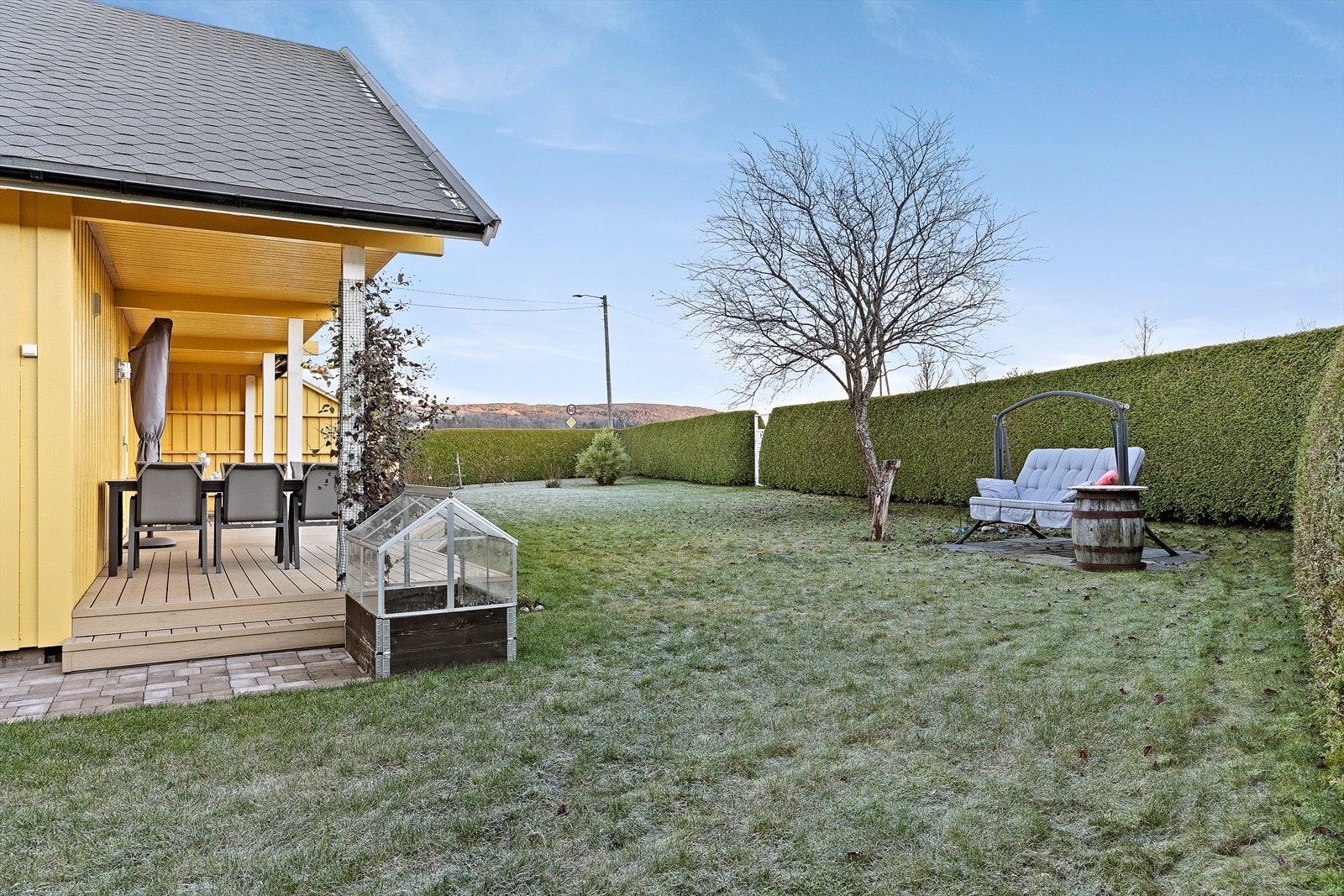 Uteområdet byr inn til lek og aktivitet i skjermede omgivelser. Galleribilde