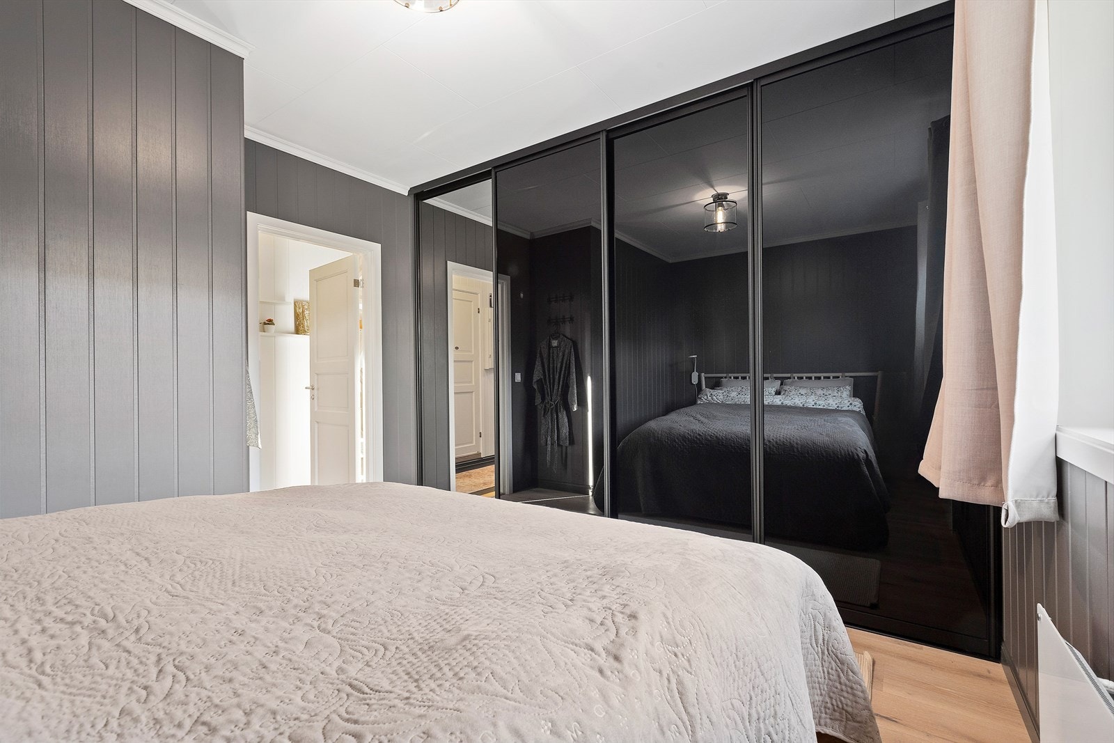 Hovedsoverommet ligger i 1. etasje og har god størrelse samt praktisk skyvedørsgarderobe. Galleribilde