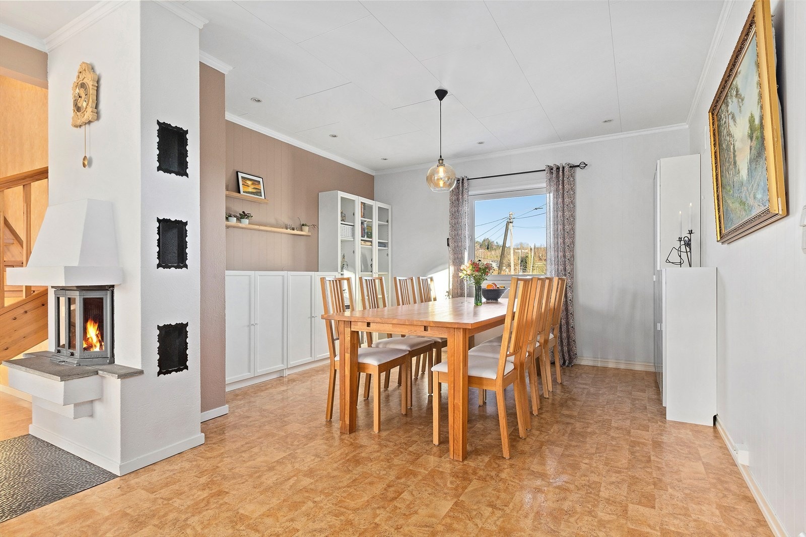 Utformingen gjør det enkelt å skape soner for både sofagruppe og spiseplass. Galleribilde