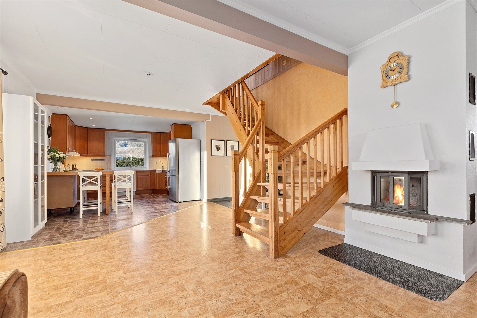 Boligen byr på en romslig og åpen stue- og kjøkkenløsning som er lett å møblere. Galleribilde