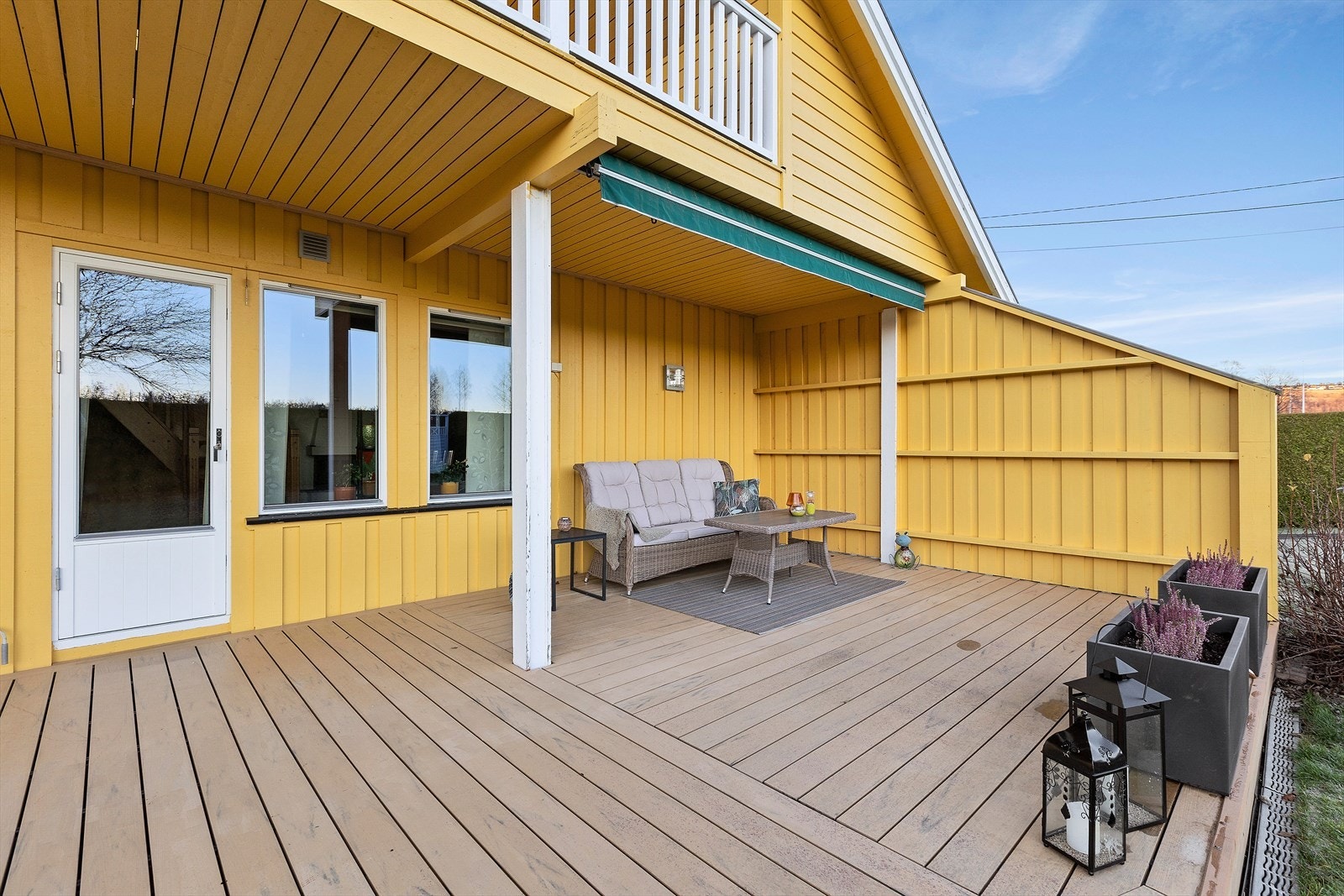 Terrassen er romslig og delvis overbygd. Galleribilde