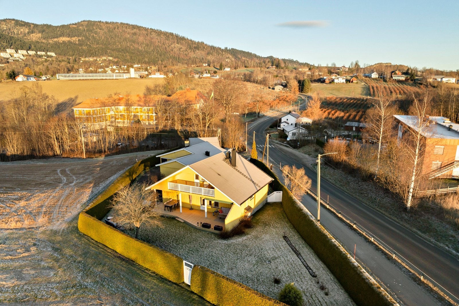 Her har man flotte omgivelser og utsikt over landbruksområder og nærliggende åser. Galleribilde