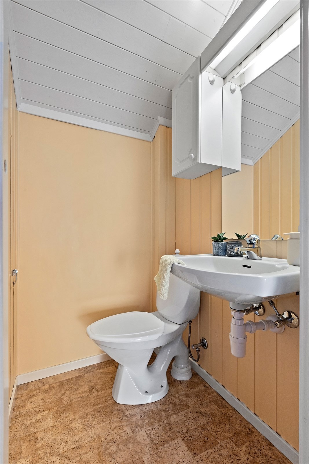 Etasjen byr også på et toalettrom utstyrt med toalett og servant. Galleribilde