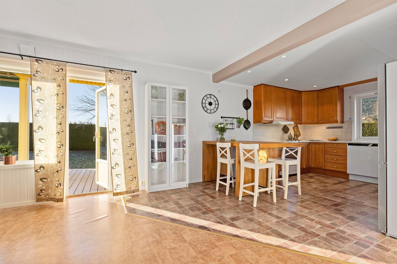 Den åpne løsningen skaper et sosialt og trivelig allrom. Galleribilde