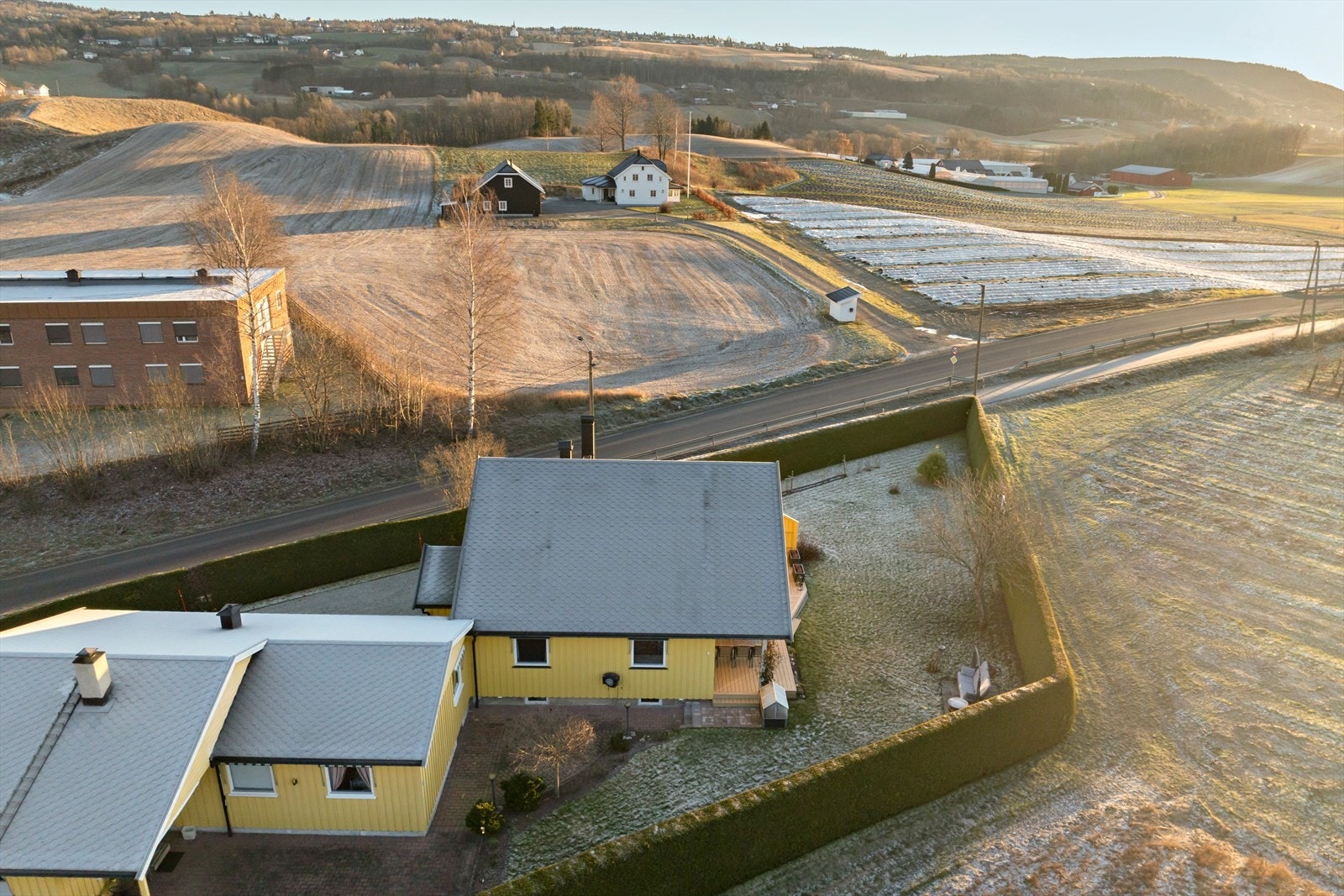 Det er kun ca. 700meter gangavstand til barneskole med gangvei helt fra boligen. Galleribilde