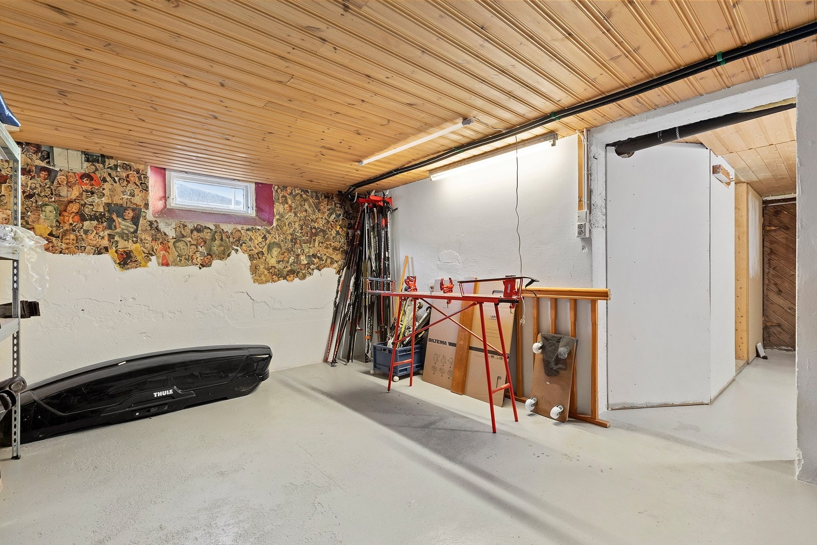 I kjelleren har man godt med lagringsplass i ulike boder. Galleribilde