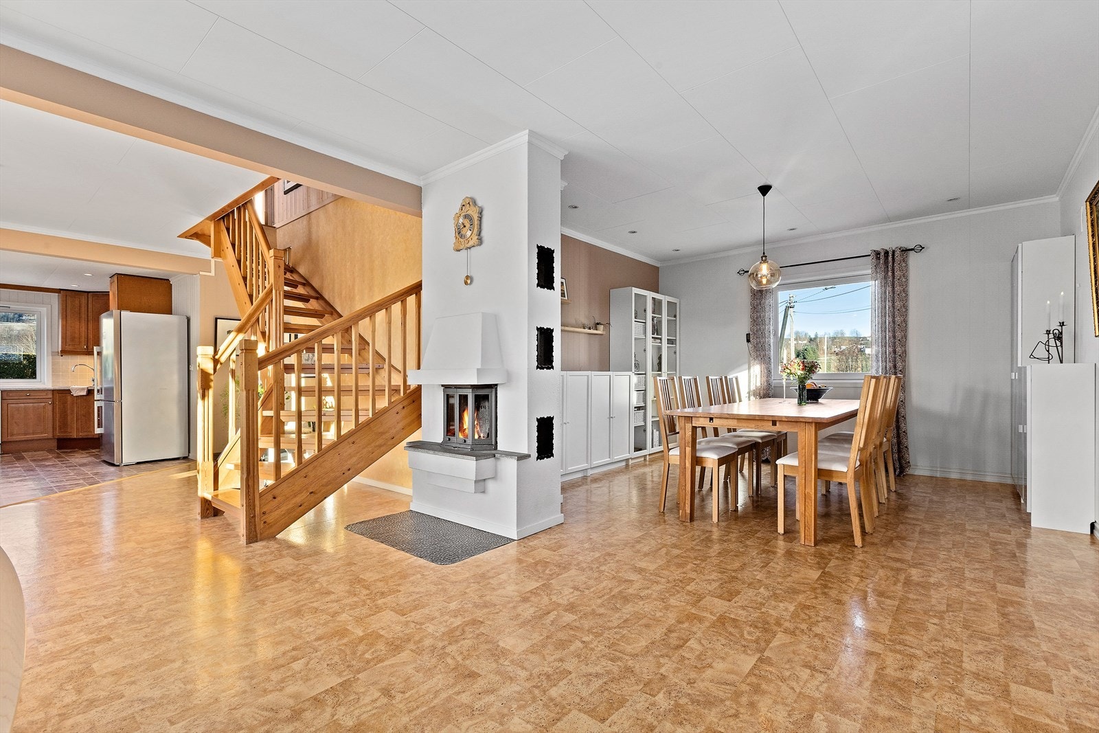 Innendørs har man en helhetlig fin planløsning som fremstår innholdsrik. Galleribilde