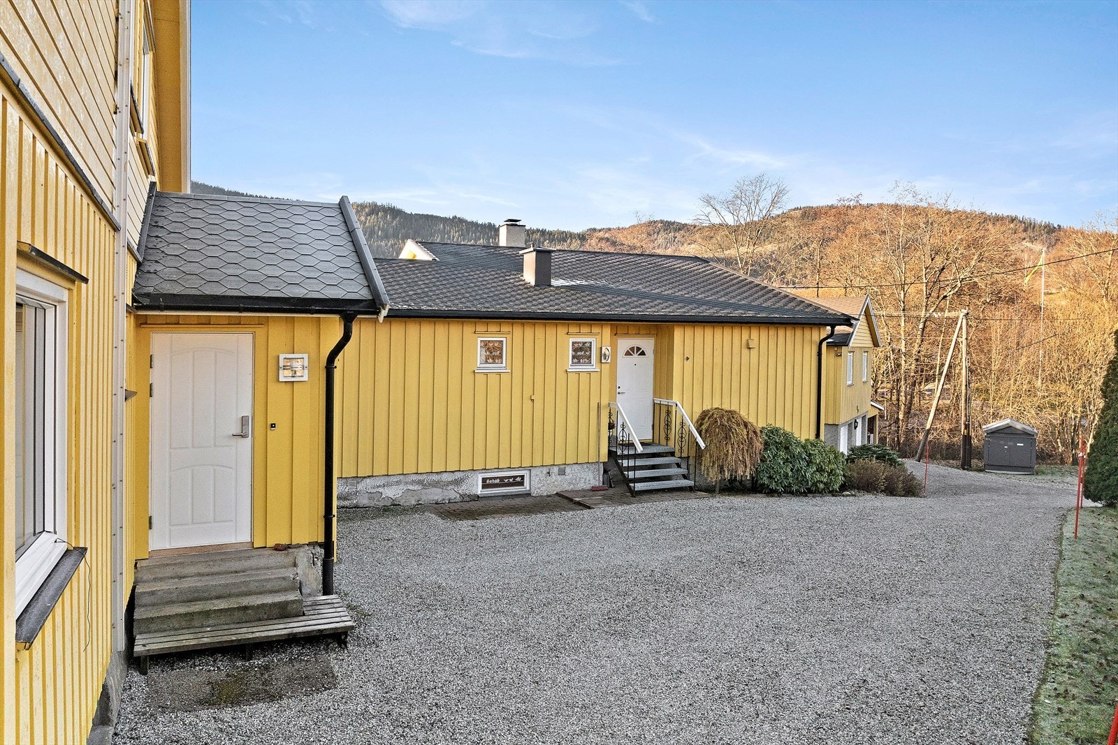 Boligen ligger sammenkoblet med nabo via hushjørne og fremstår som enebolig med egne yttervegger. Galleribilde