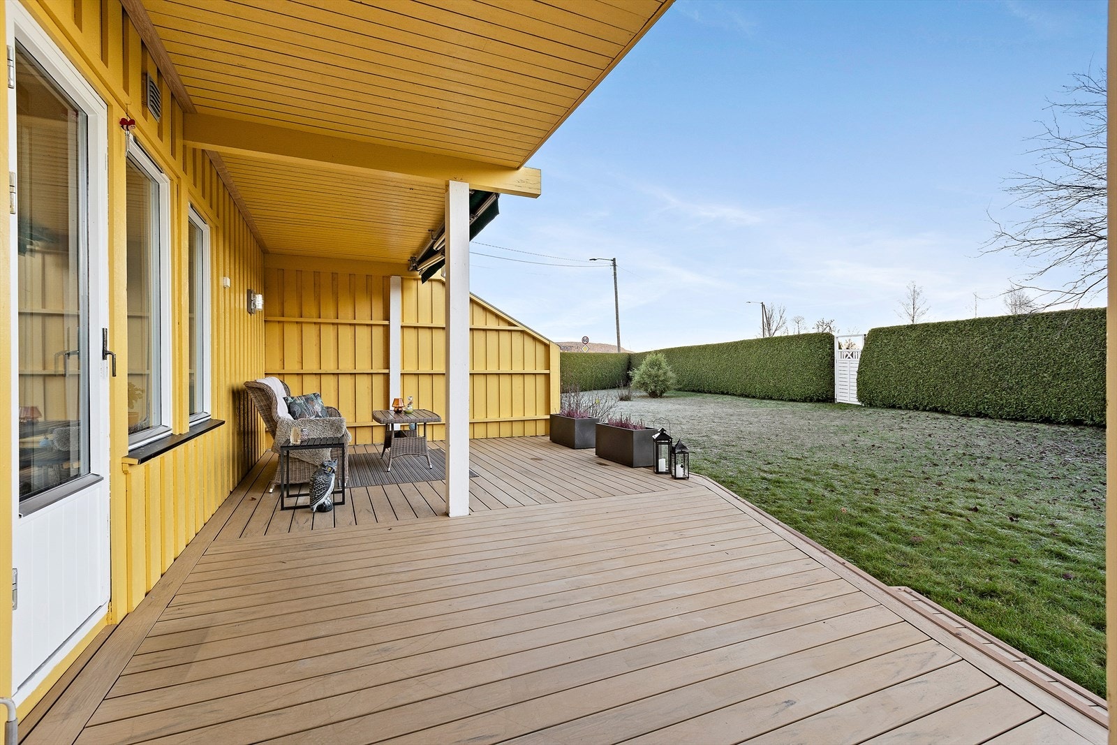 En skjermet og privat uteplass med rikelig plass til møblering. Galleribilde