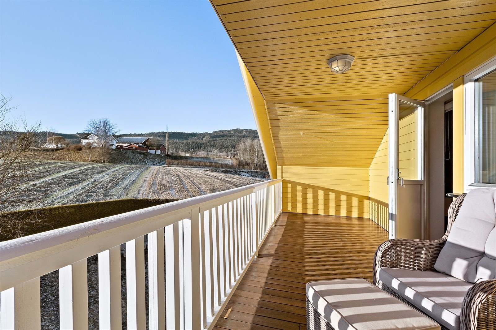 Boligen ligger i naturskjønne og landlige omgivelser på vestsiden av Lierdalen. Galleribilde