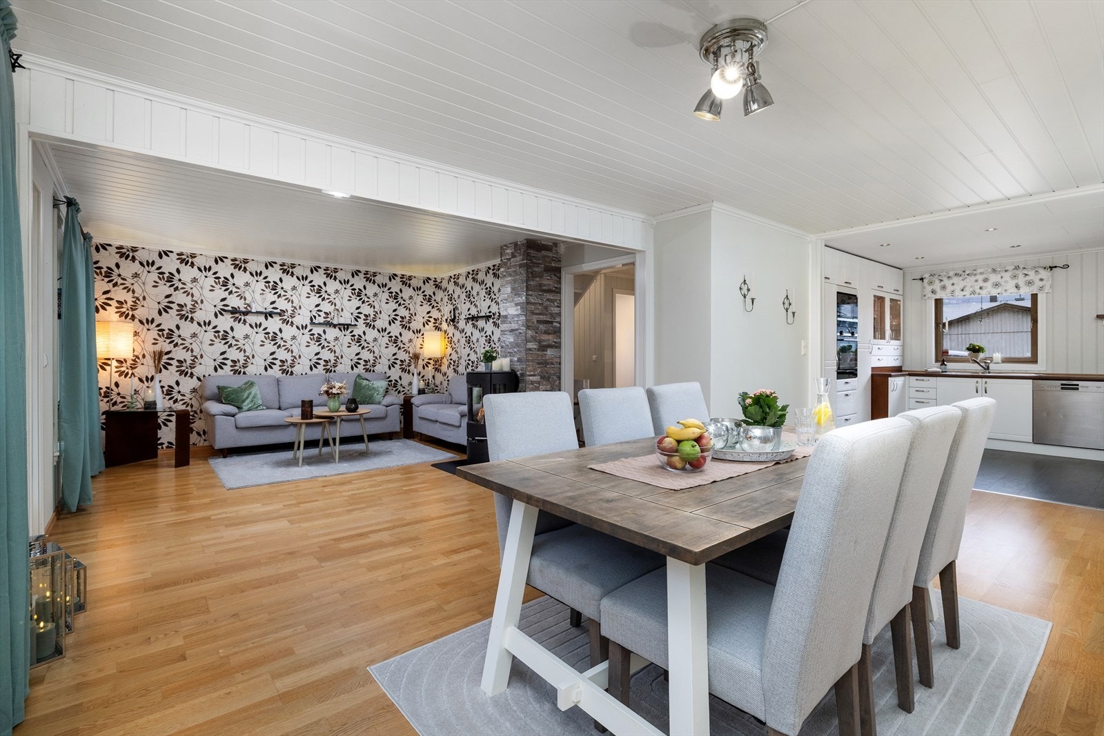 Stort romslig oppholdsrom hvor alt skjer. Galleribilde