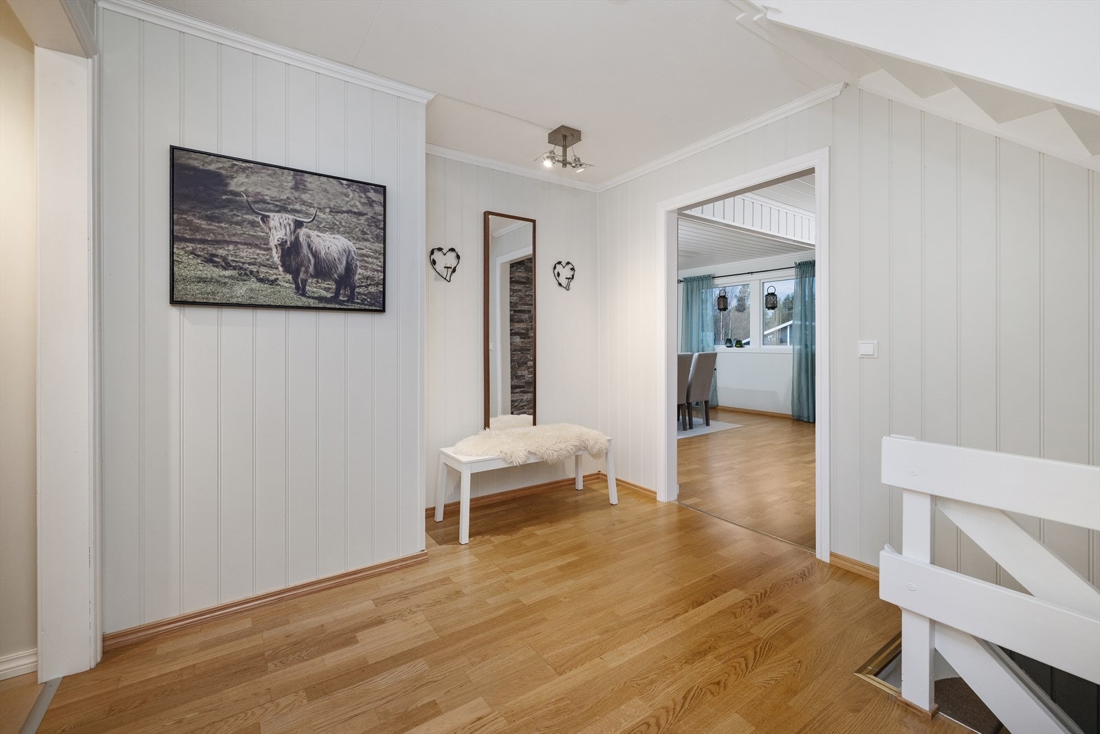 Fra gang i hovedetasjen med adkomst til kjeller og 2. etasje og inngang til stue. Galleribilde