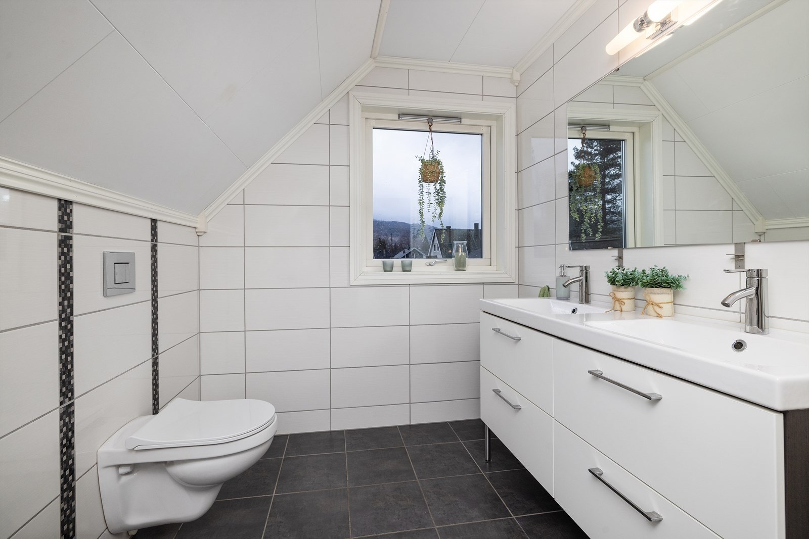 Toalett i loftsetasjen er lyst og pent. Galleribilde