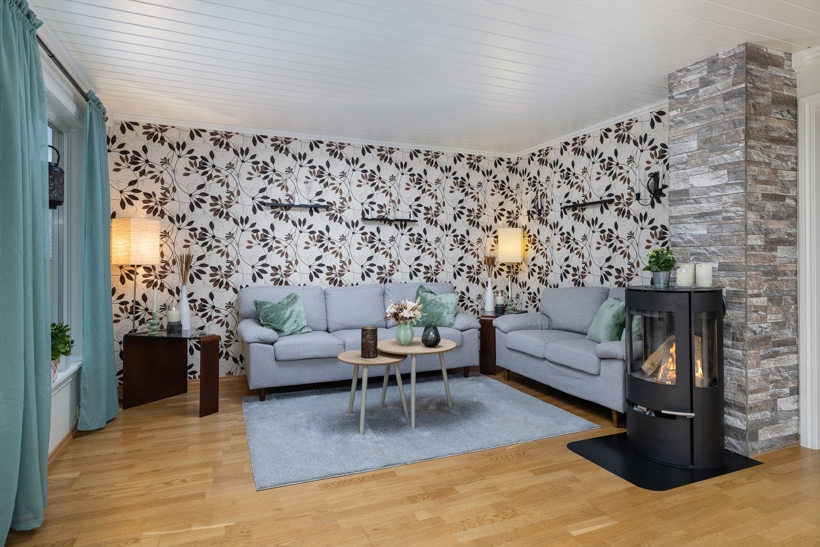 Fra stuen er det utgang til terrasse. Det er byttet 10 stk. vinduer i 2013. Galleribilde