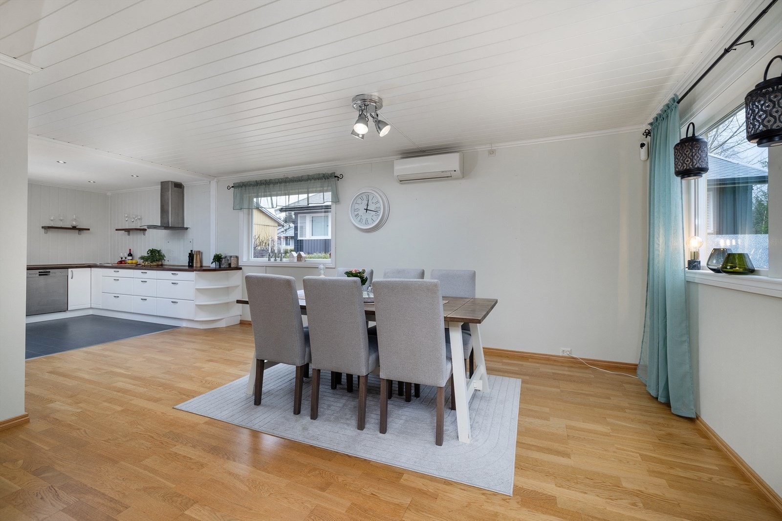 Spiseplass rett utenfor kjøkken. Varmepumpe fra 2009. Galleribilde